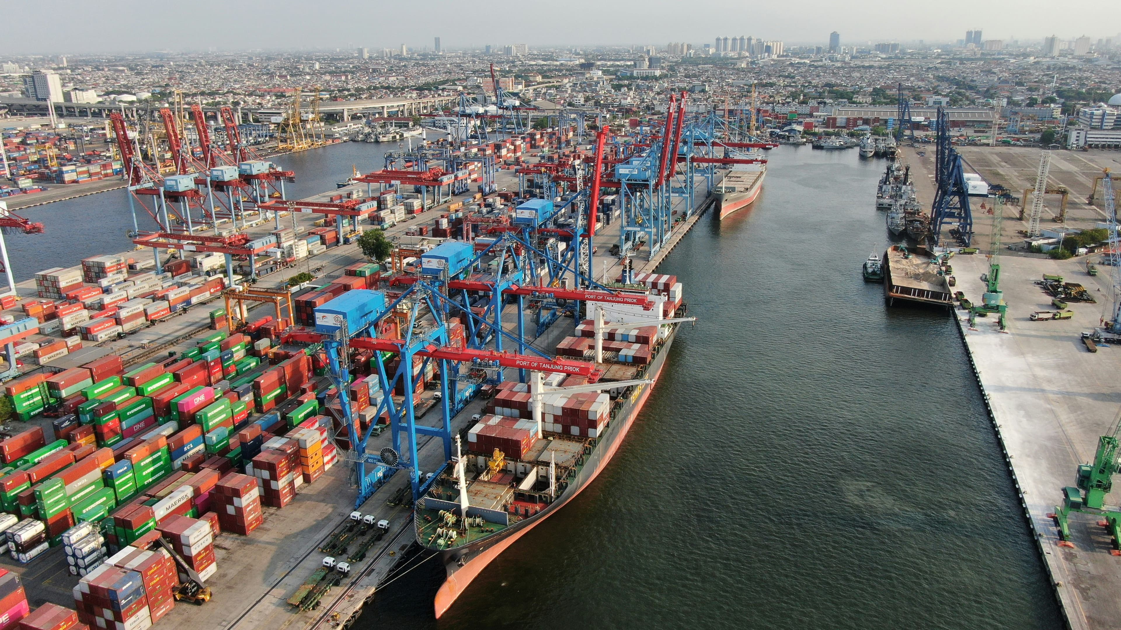 Shipping port with cranes and cargo containers